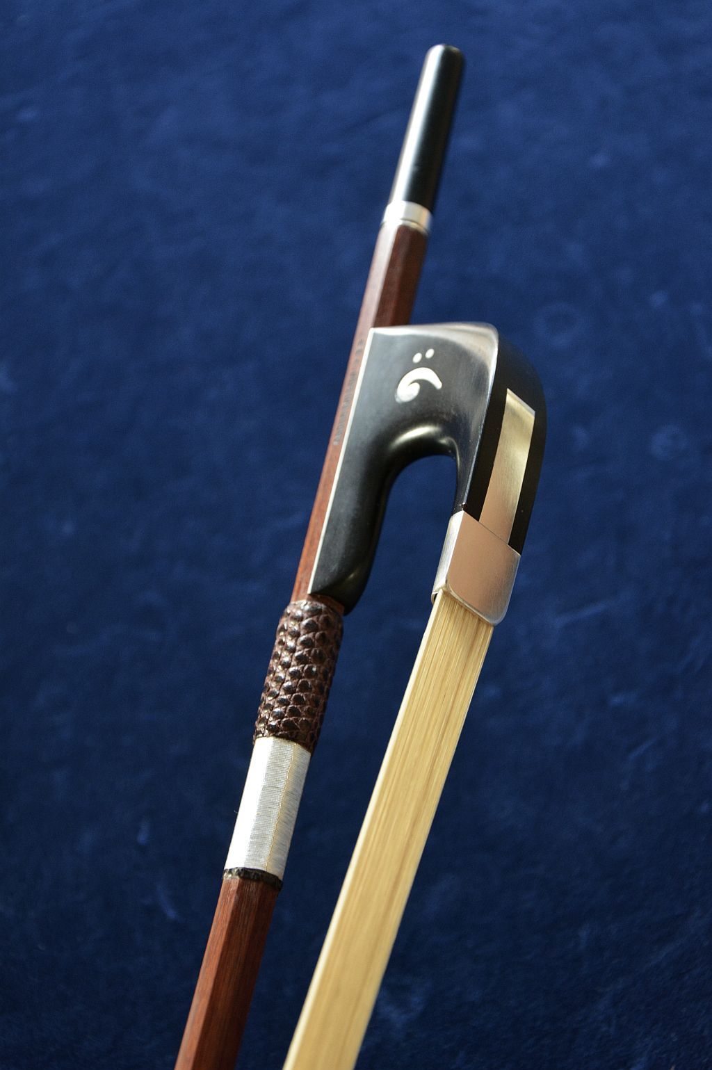 Smyczek kontrabasowy Bernd Dolling srebro żabka z kluczem basowym (system niemiecki)