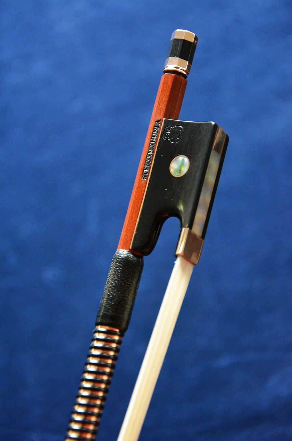 Smyczek skrzypcowy mistrzowski Stefan Kuhnla - fernambukowy okrągły - złoto